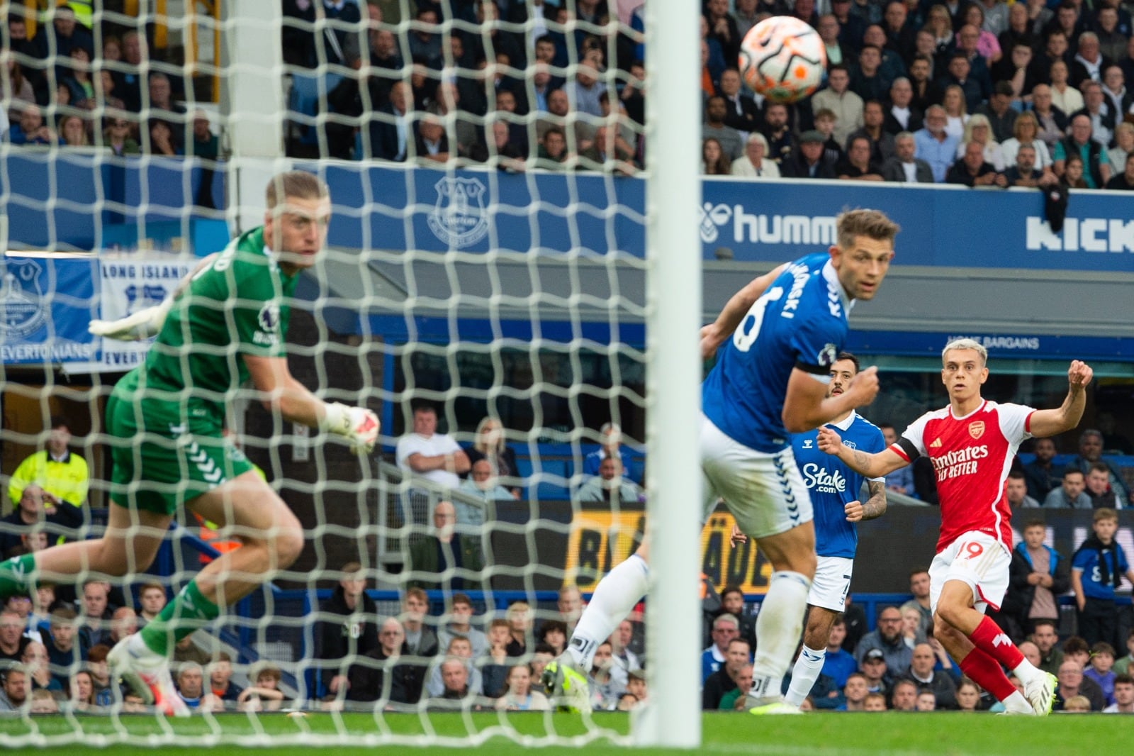 El alemán Trossard palpita su gol para Arsenal