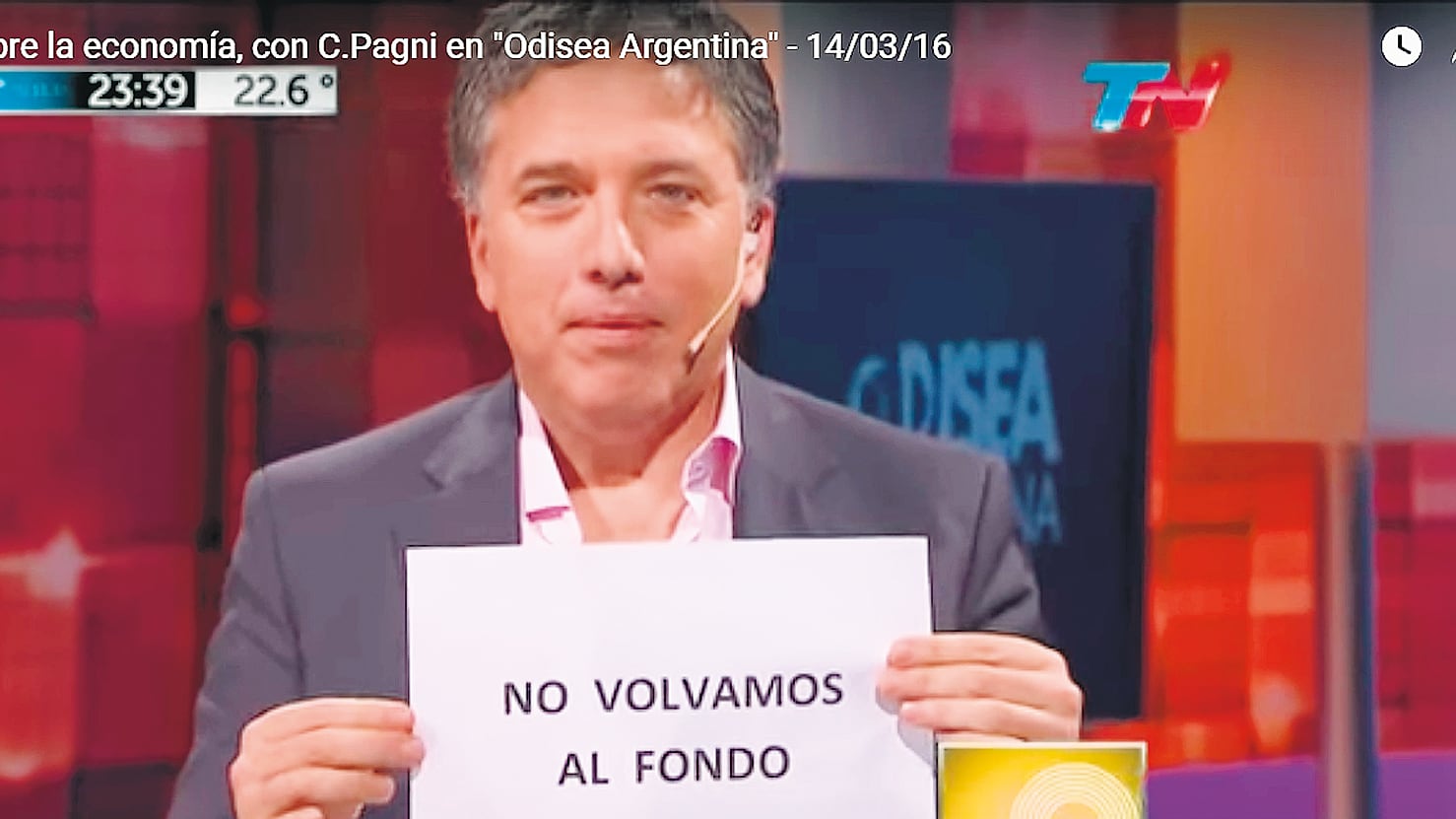 Dujovne se presentó en TV con ese cartel en 2016.