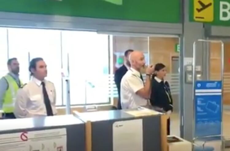 El comandante de Aerolíneas habla en Madrid a los pasajeros previo al embarque.