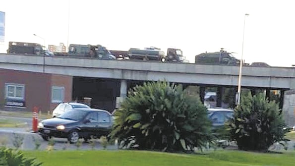 Los camiones de Gendarmería, arriba, rodeando el hospital, custodiando los despidos.