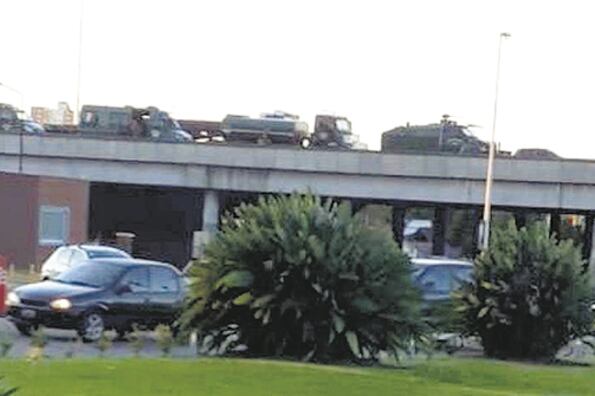 Los camiones de Gendarmería, arriba, rodeando el hospital, custodiando los despidos.