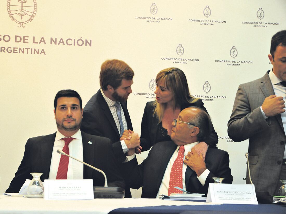 La Comisión bicameral de Trámite Legislativo escuchó ayer las duras críticas al decreto de Macri. 