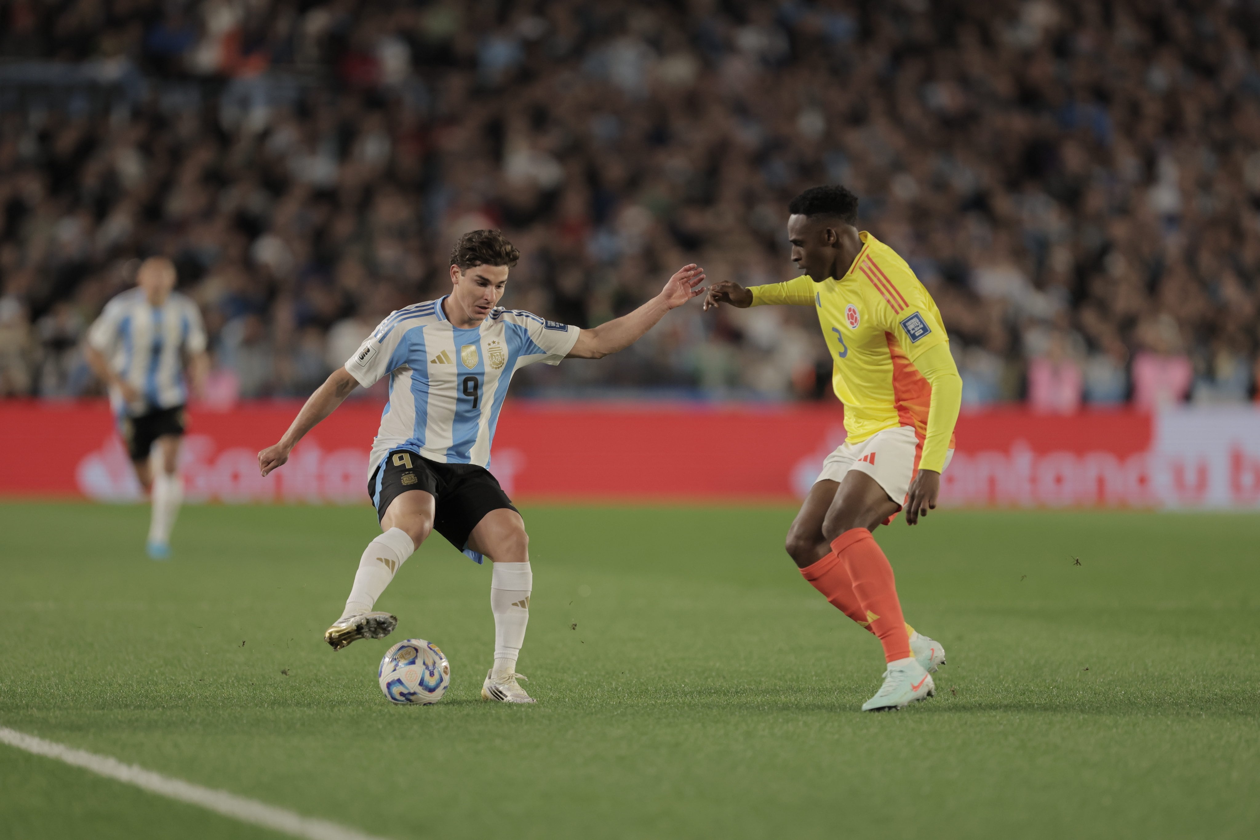 Julián Álvarez cuidaba la pelota ante la marca de Jhon Lucumí