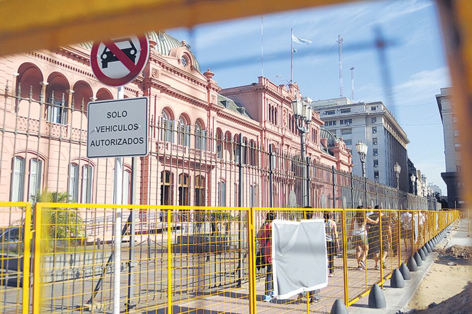Con las obras en Plaza de Mayo buscan dar homogeneidad con otras plazas en lugar de respetar sus características propias.