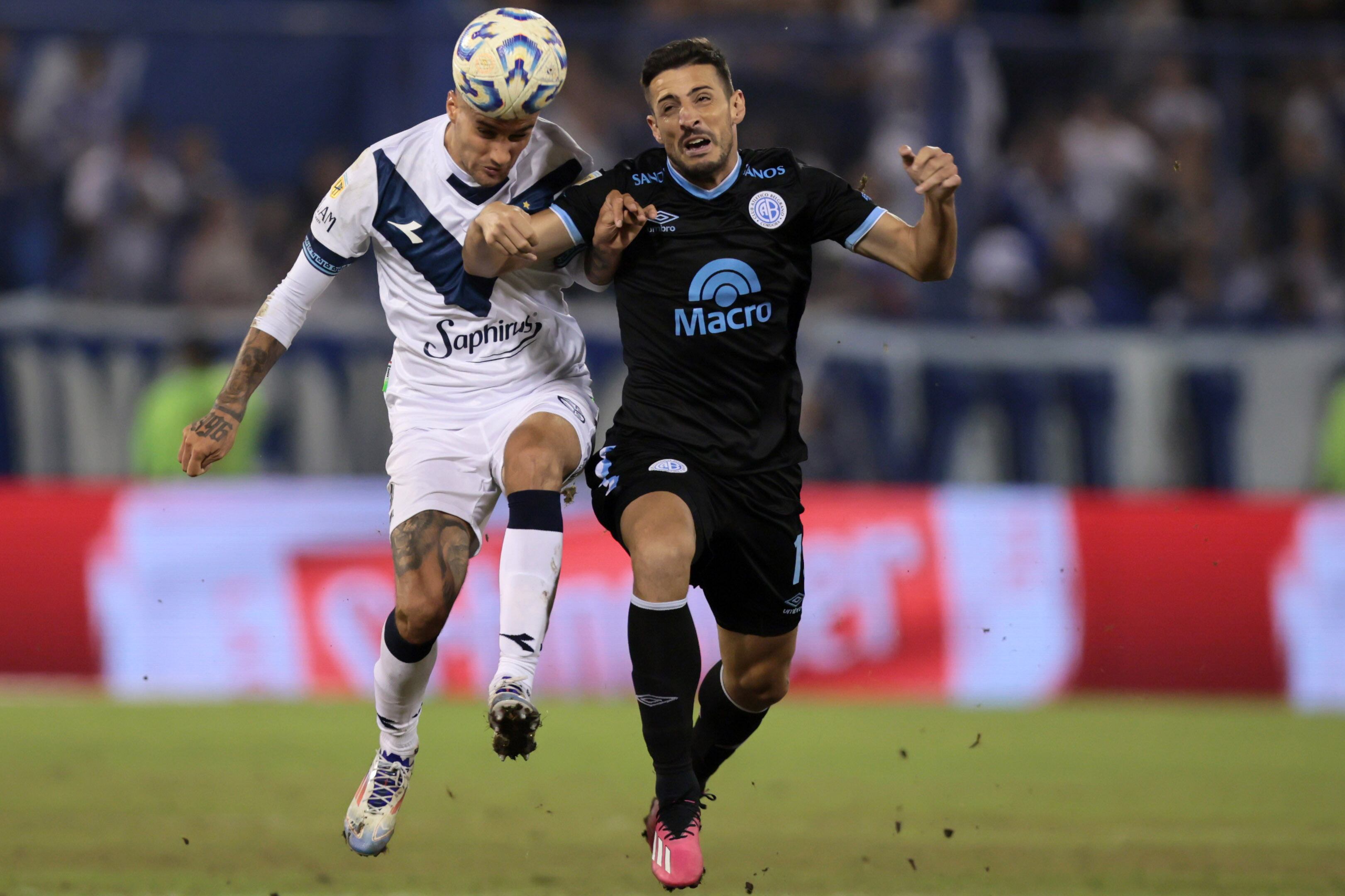 Aquino y Meriano disputan la pelota en el centro del campo