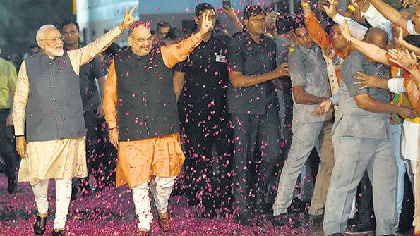 Narendra Modi (izq.) asegura que construirá una nueva India.