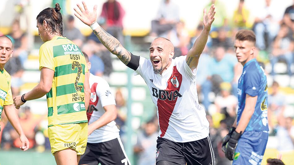 Pinola festeja el segundo de River en Florencio Varela.