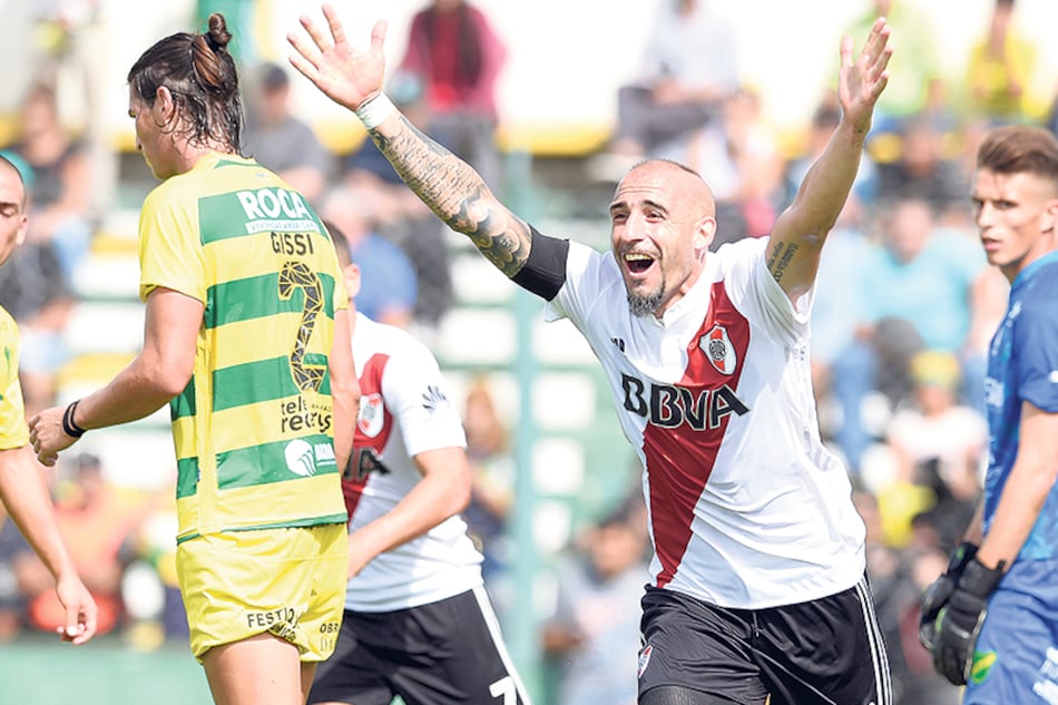 Pinola festeja el segundo de River en Florencio Varela.