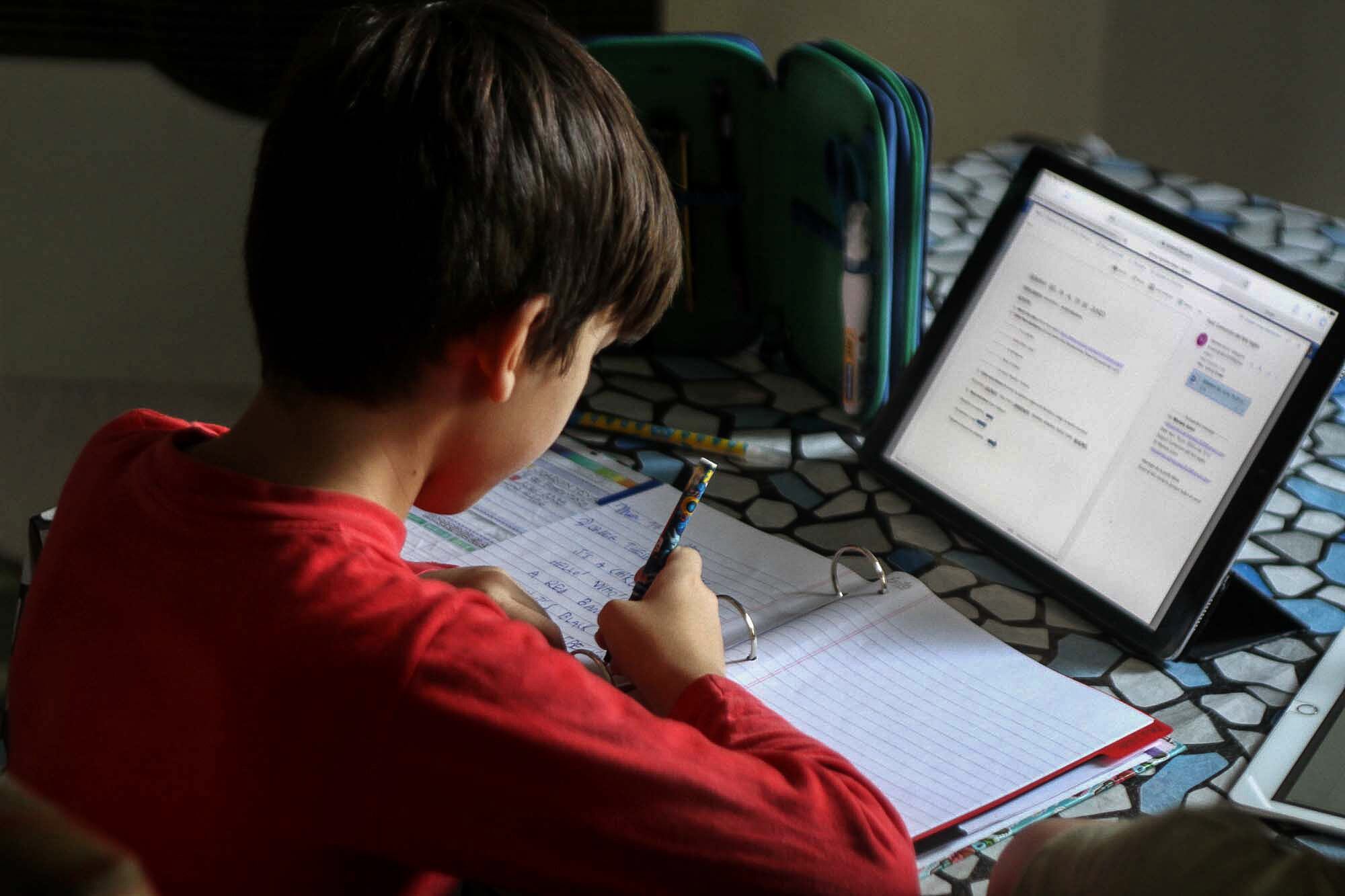 Pese al aislamiento, la gran mayoría de los docentes mantiene un contacto cotidiano con los estudiantes.