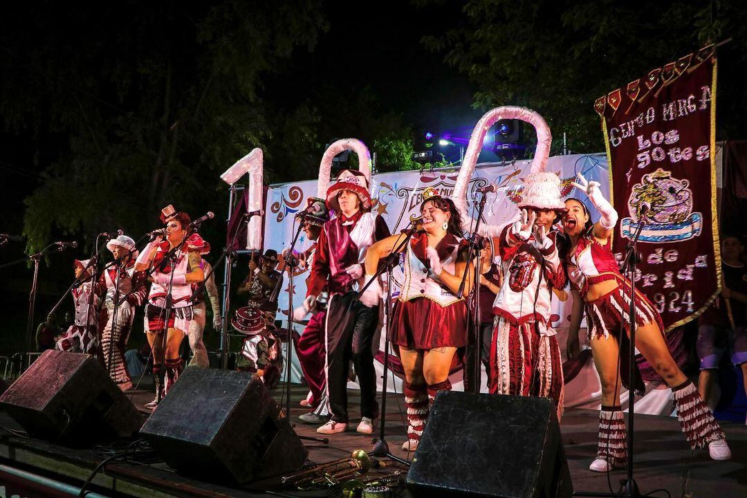 Festejando el primer siglo en escena, con 150 integrantes.