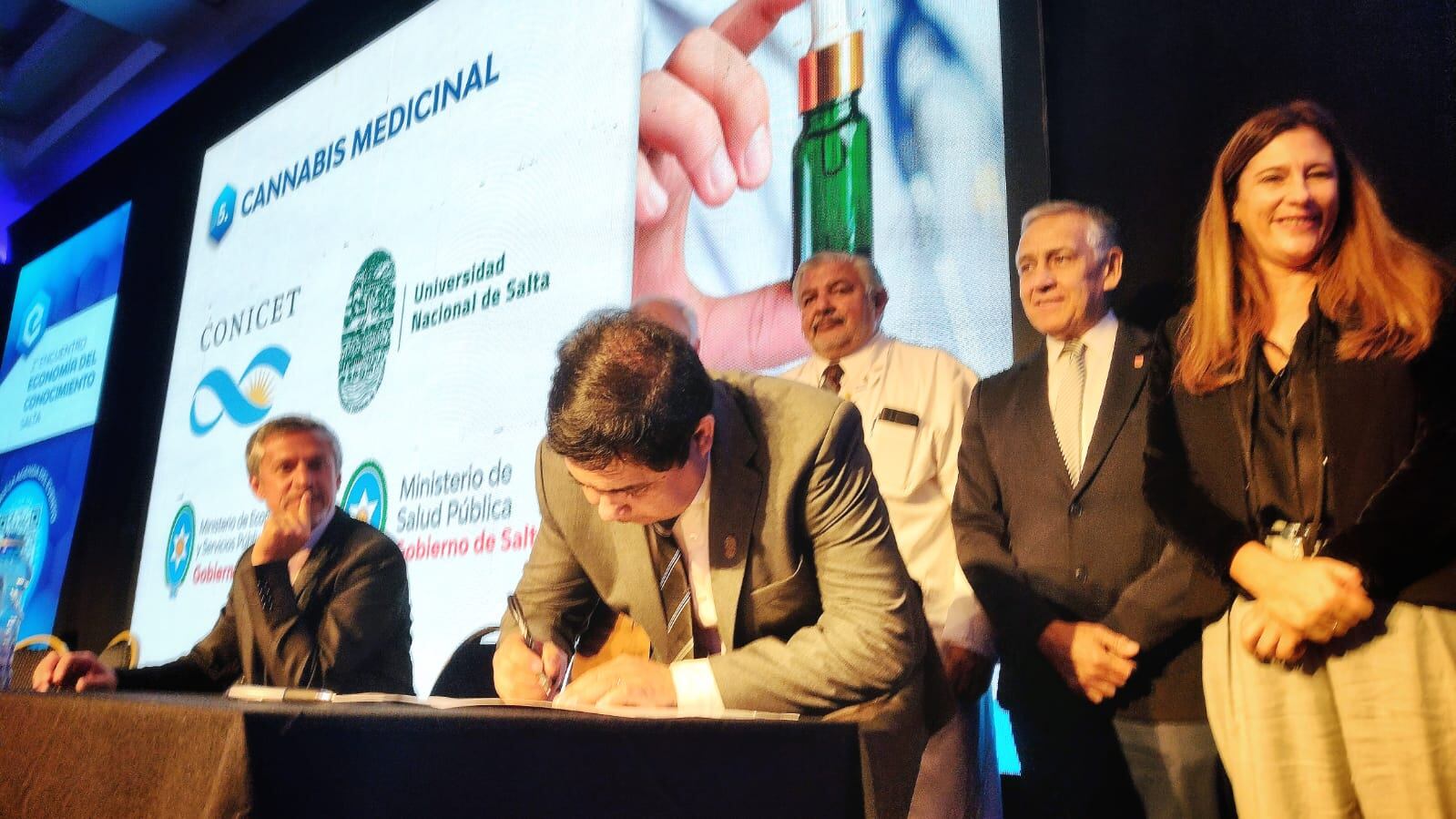 La firma del convenio para la investigación de la cannabis. 