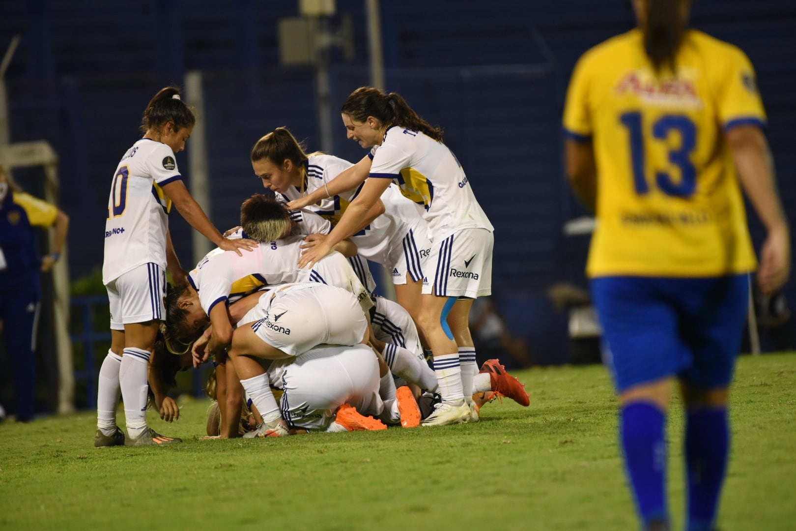 Las Gladiadoras celebraron el gol que les permitió clasificar primeras.