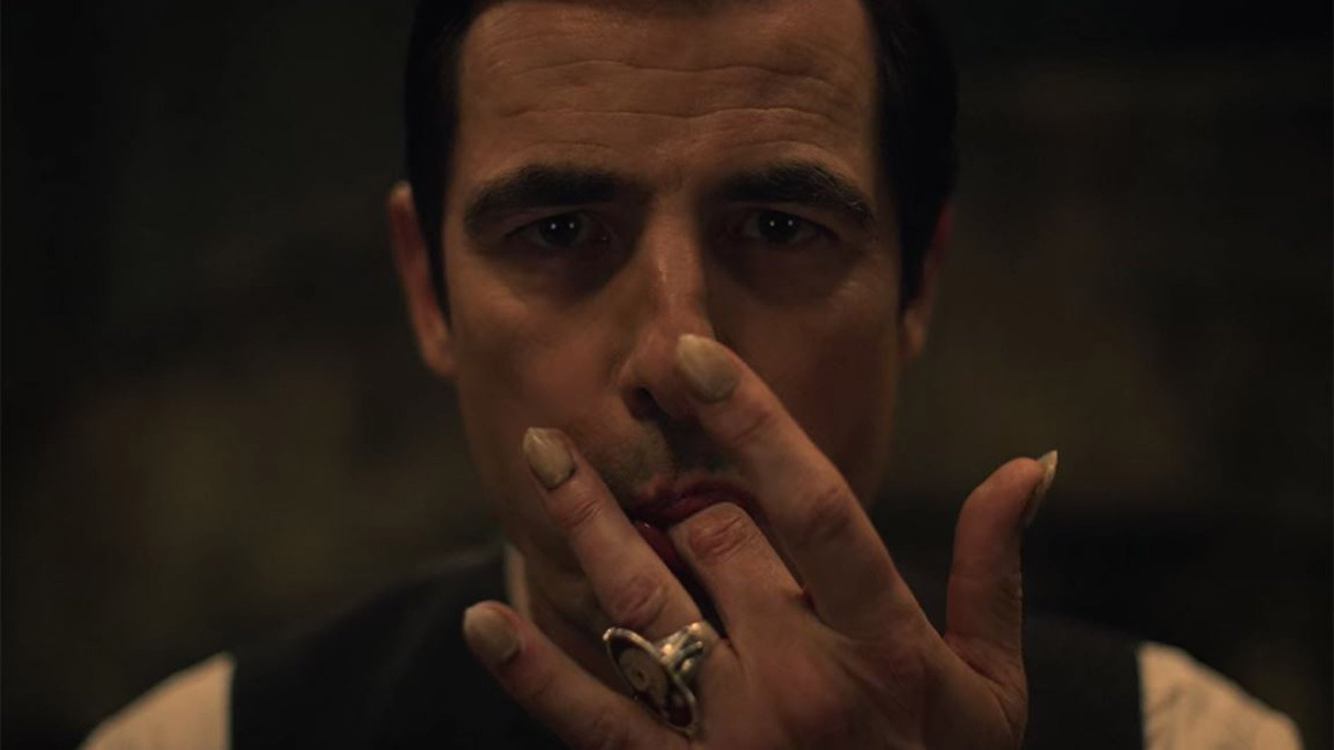 El actor danés Claes Bang interpreta a un Drácula ingenioso en la miniserie queer de la BBC