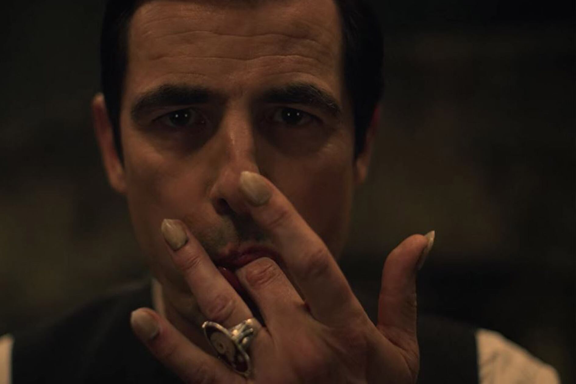 El actor danés Claes Bang interpreta a un Drácula ingenioso en la miniserie queer de la BBC