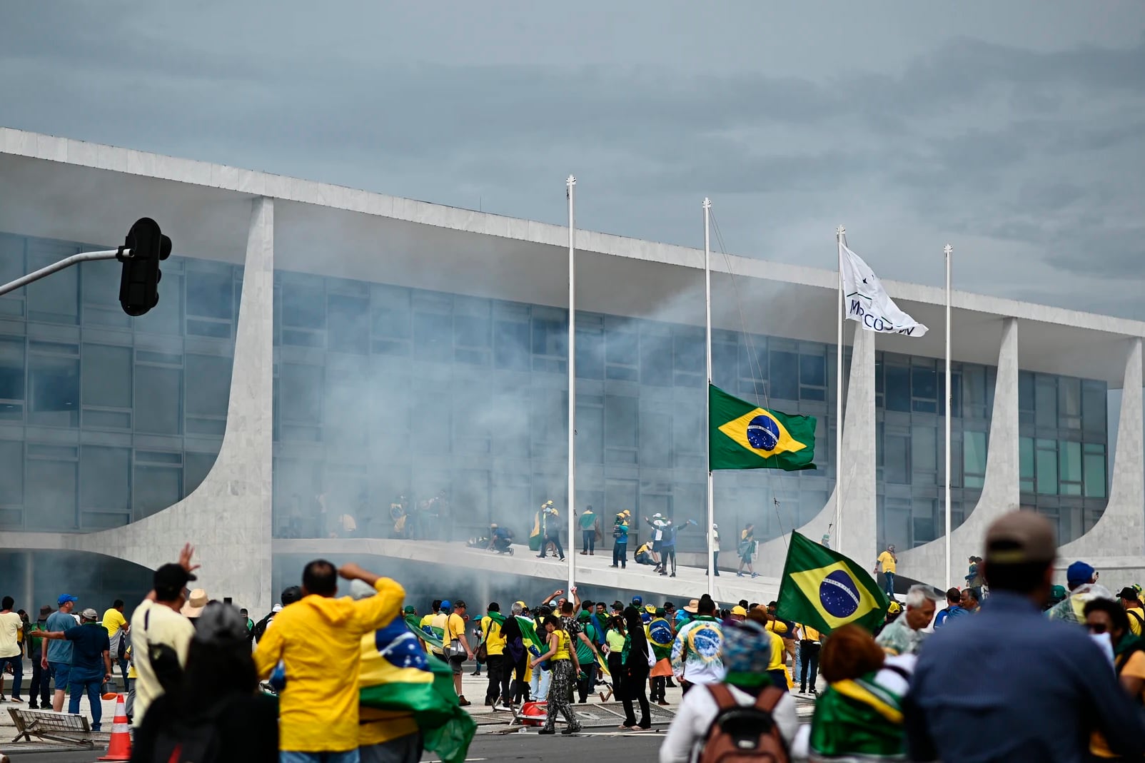 Seguidores de Bolsonaro invaden  el Palacio de Planalto, la Corte Suprema, y el Congreso. 