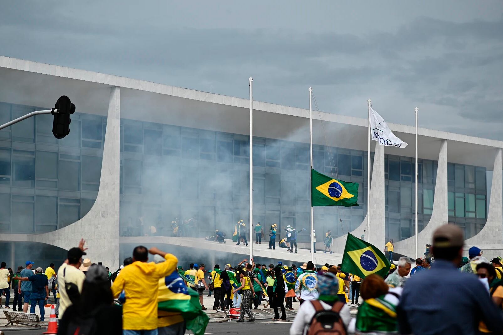 Seguidores de Bolsonaro invaden el Palacio de Planalto, la Corte Suprema, y el Congreso.