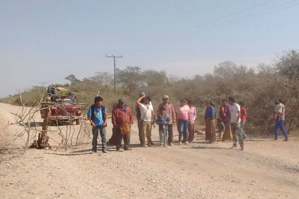 Referentes wichi cortando la ruta 53