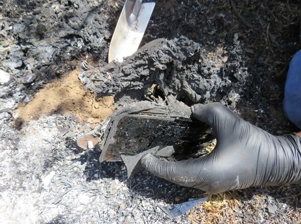 El celular encontrado en una fogata cerca del lugar del cuerpo 