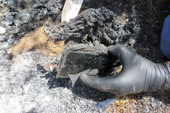 El celular encontrado en una fogata cerca del lugar del cuerpo