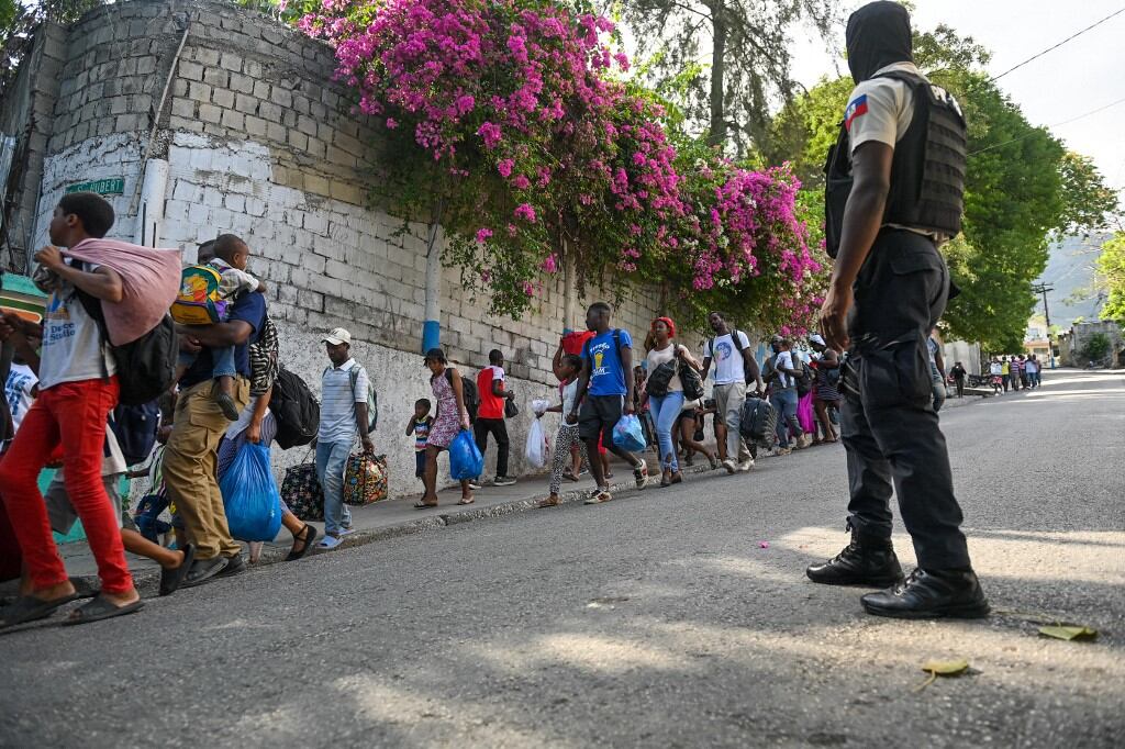 Cientos de personas dejan sus barrios y se refugian en campos para desplazados debido a la violencia de las bandas criminales