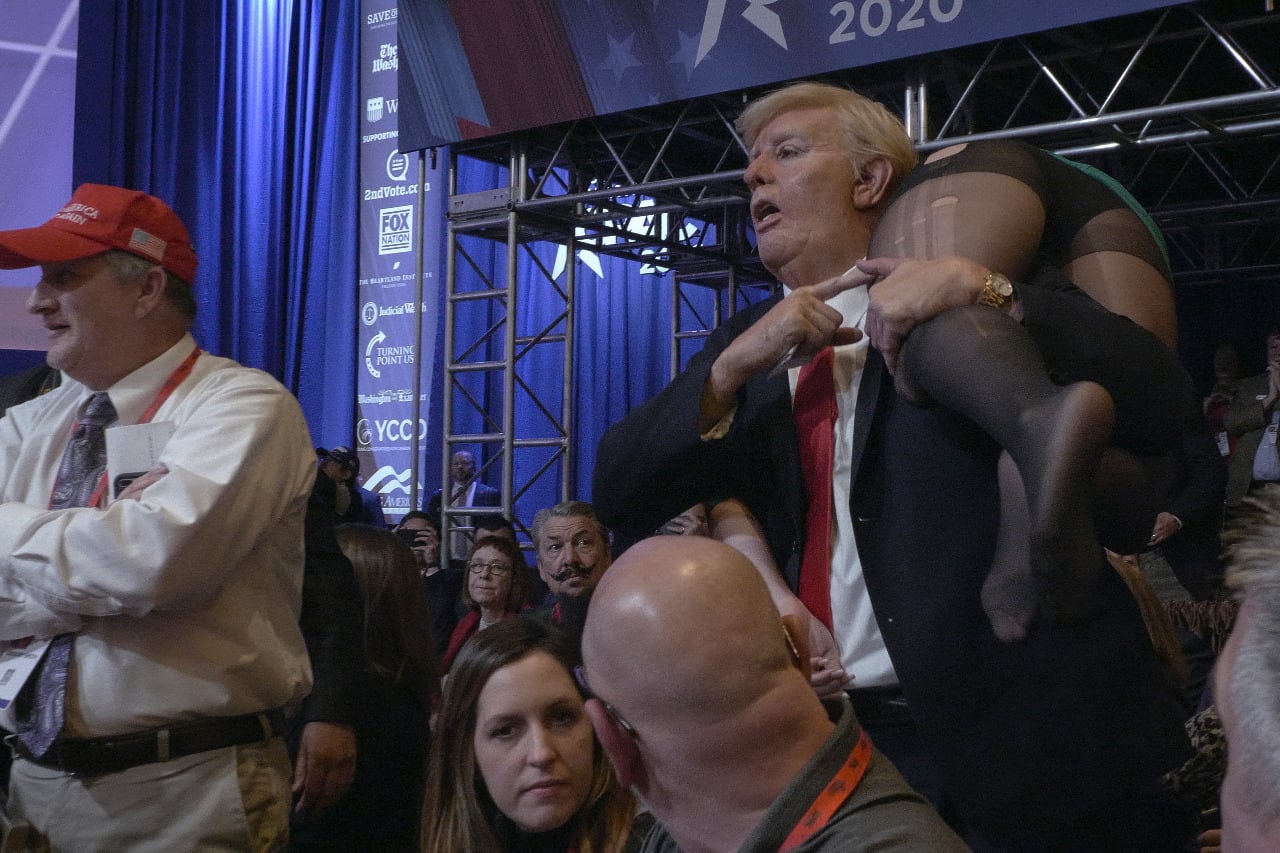 Sacha Baron Cohen caracterizado como Trump en "Borat Subsequent Film".