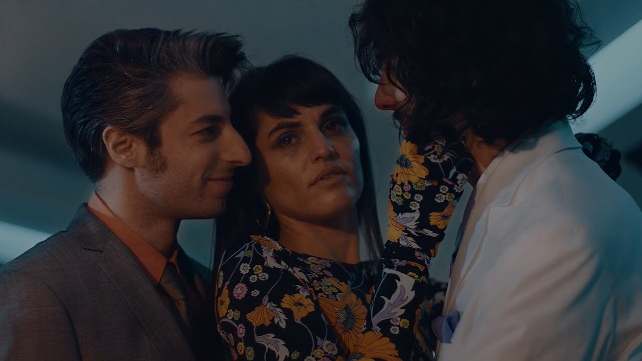 Entre la conspiración, la orgía y el cine noir: así aparece Banda de Turistas en su nuevo video, "Solo para mí".