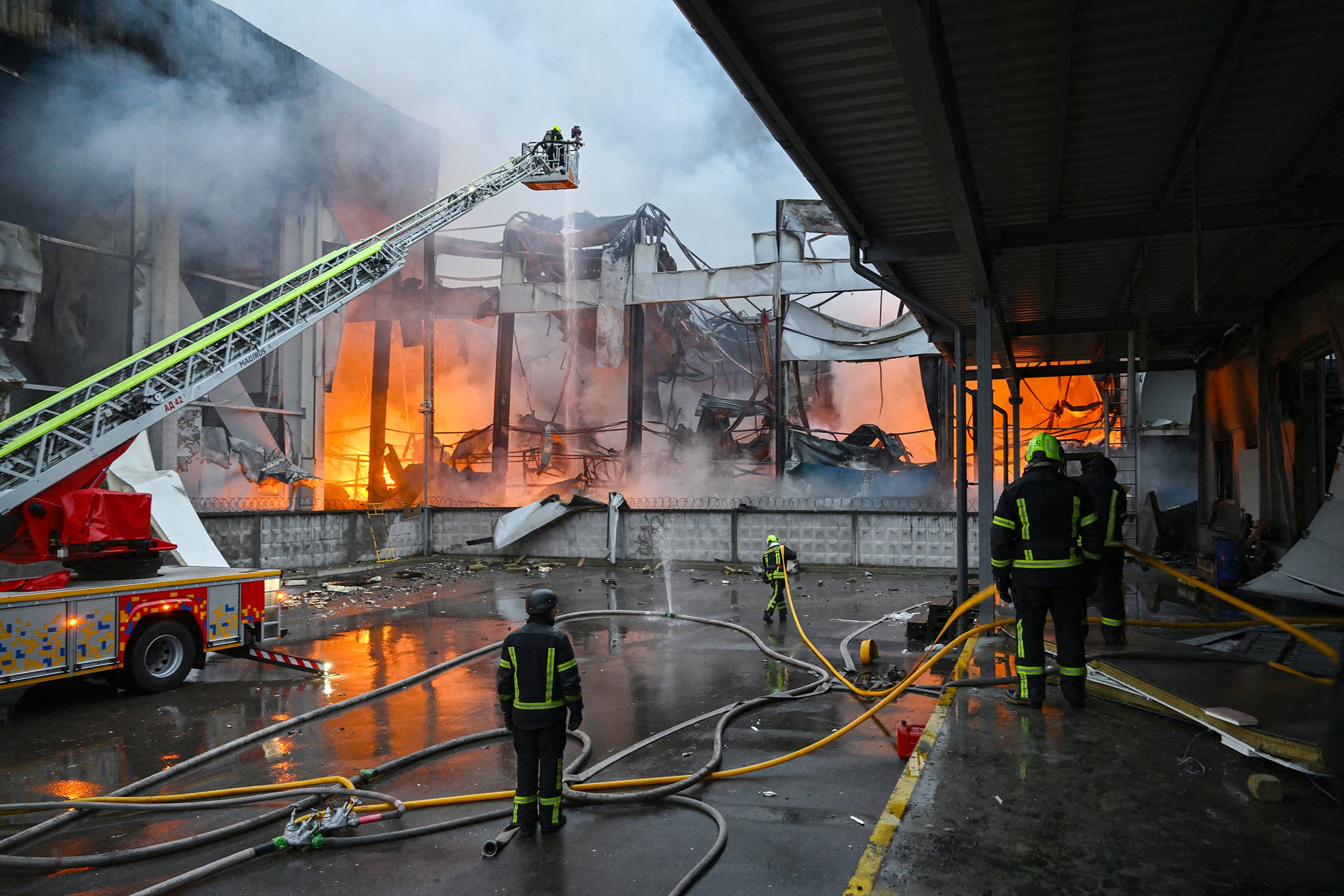 Incendio provocado por un misil ruso en Kiev.