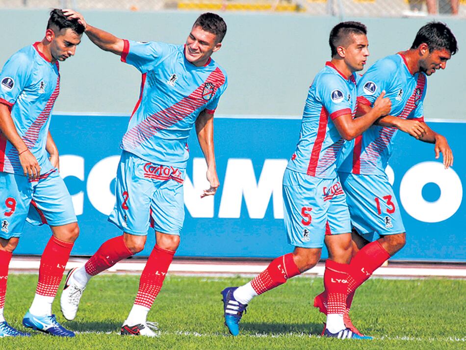 El festejo del primer gol de Arsenal en Perú.