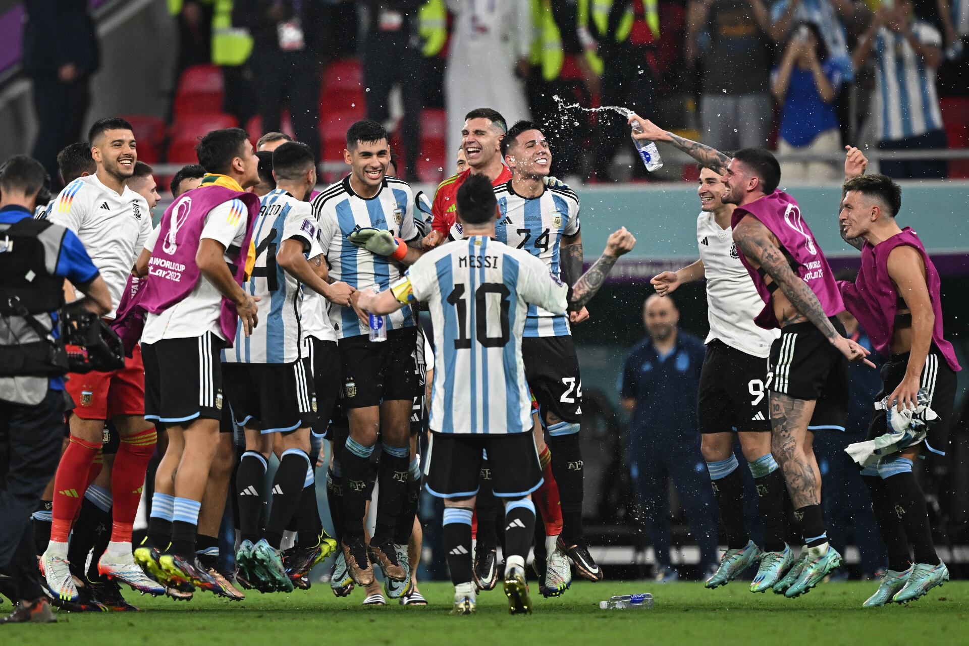 Argentina le ganó 2 a 1 a Australia con goles de Messi y Julián Álvarez. Goodwin descontó.