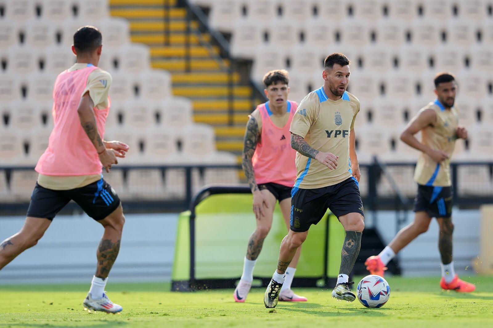 Messi conduce; más atrás lo siguen Garnacho y Nico González
