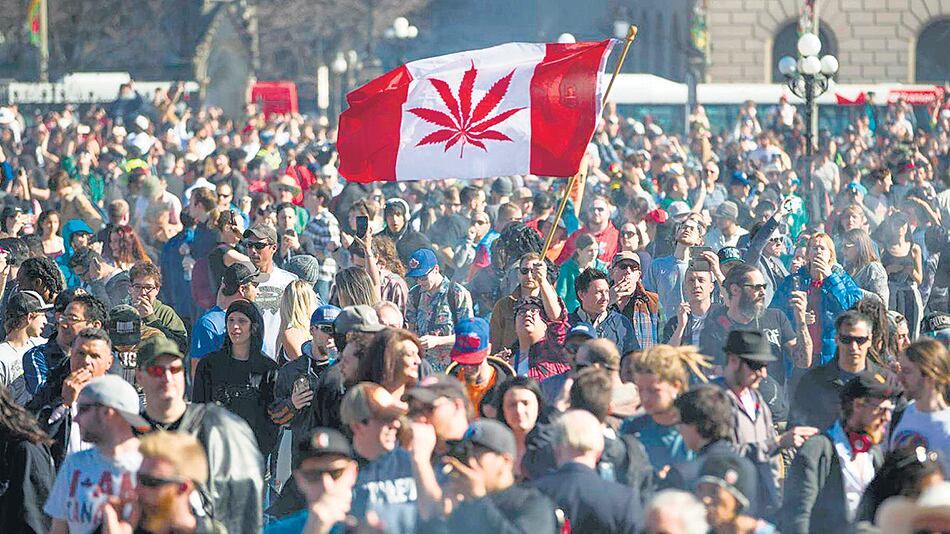 Mientras duró el debate, miles de canadienses apoyaron en las calles la legalización.