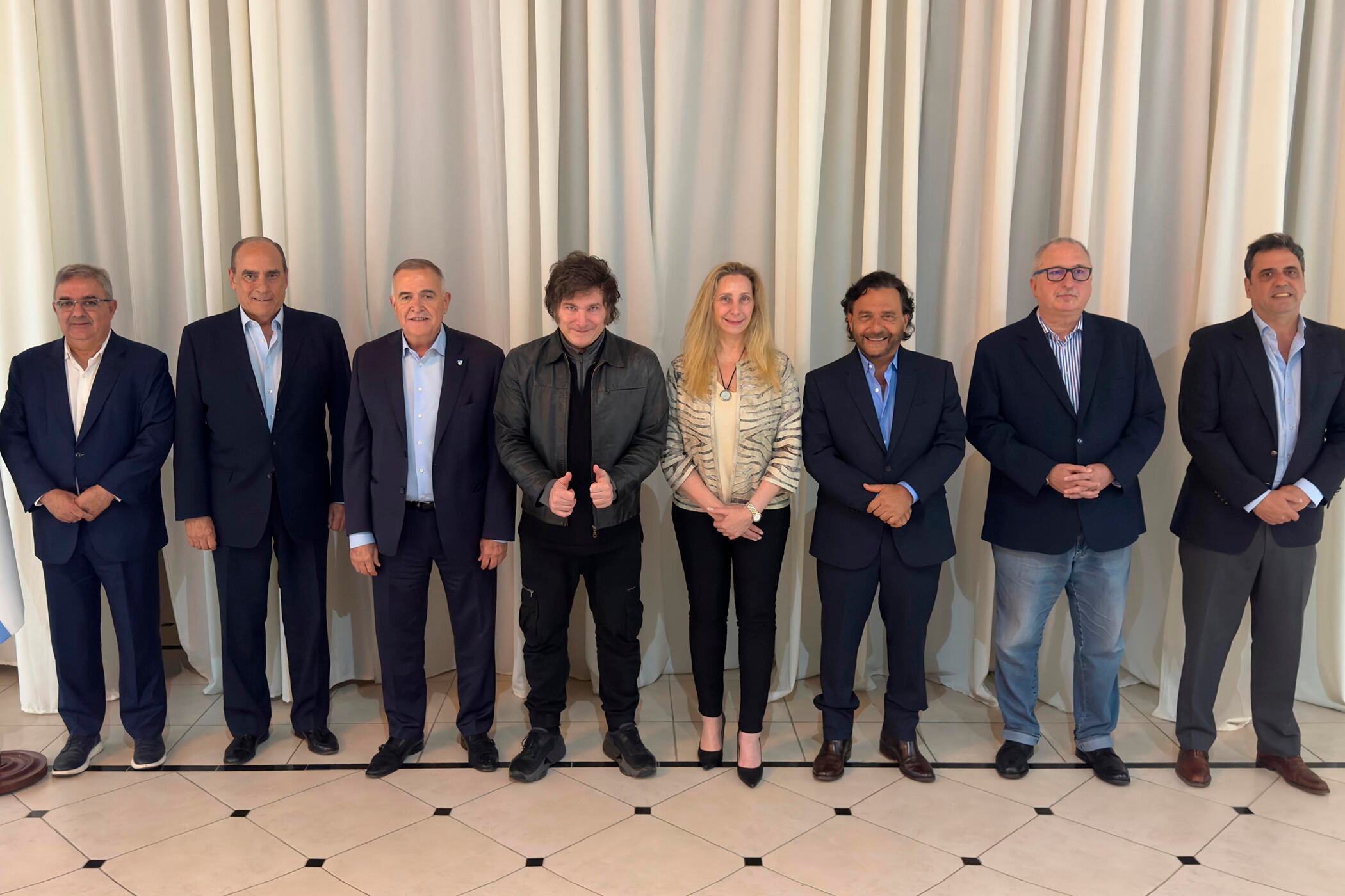 Javier Milei junto a Karina, Francos y los cuatro gobernadores.