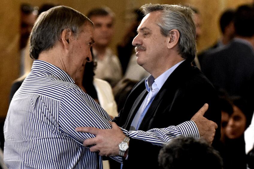 El tenso saludo el 15 de septiembre de 2019 entre el actual Presidente y el gobernador de Córdoba en la misa de homenaje por el primer año de la muerte de José Manuel de la Sota.