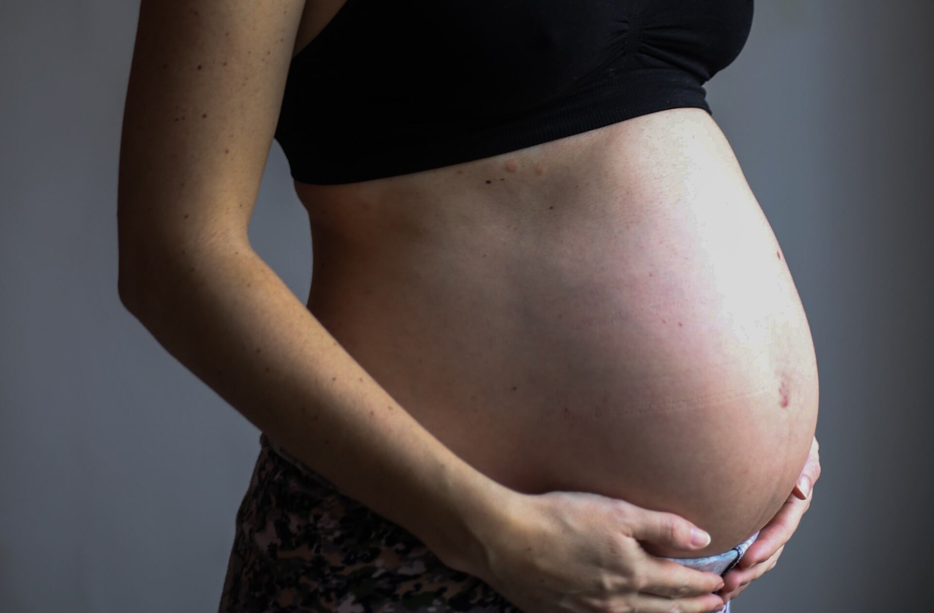 Violencia obstétrica: aquella que ejerce el personal de salud sobre el cuerpo y los procesos reproductivos de las mujeres y otros cuerpos con capacidad de gestar.