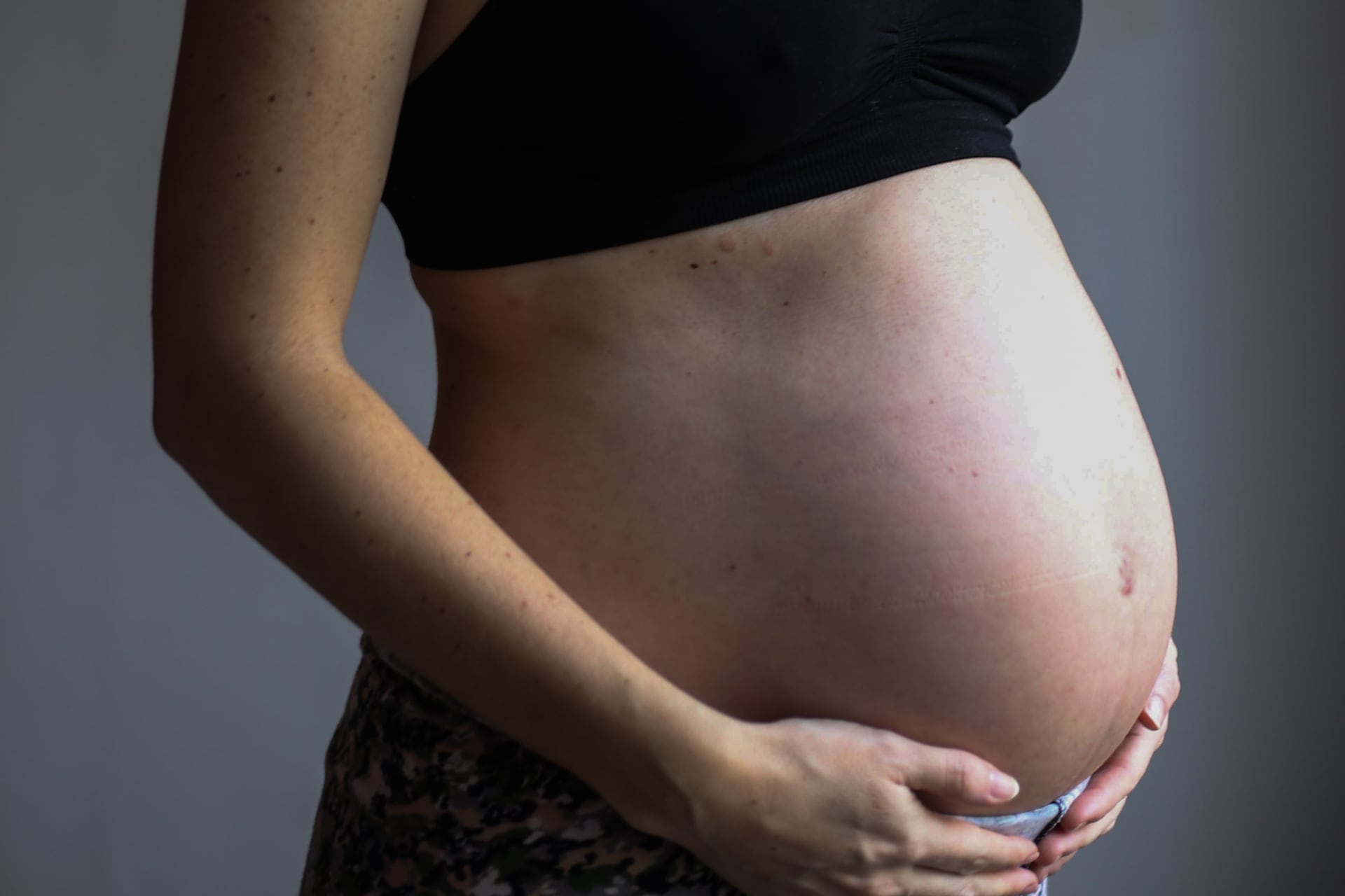 Violencia obstétrica: aquella que ejerce el personal de salud sobre el cuerpo y los procesos reproductivos de las mujeres y otros cuerpos con capacidad de gestar.