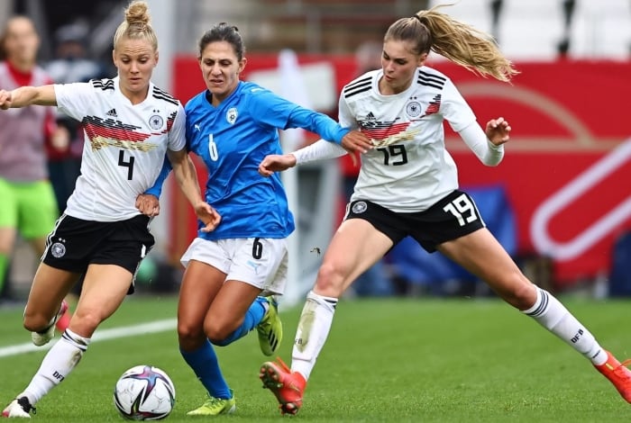 Jugadoras de Alemania e Italia, entre otros países, firmaron la petición a la FIFA