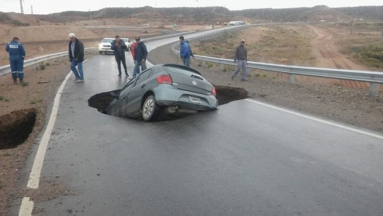 Así quedó el auto que transitaba por la Autovía Norte