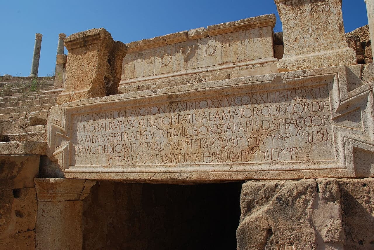 Una inscripción en el teatro de Leptis Magna, Libia.