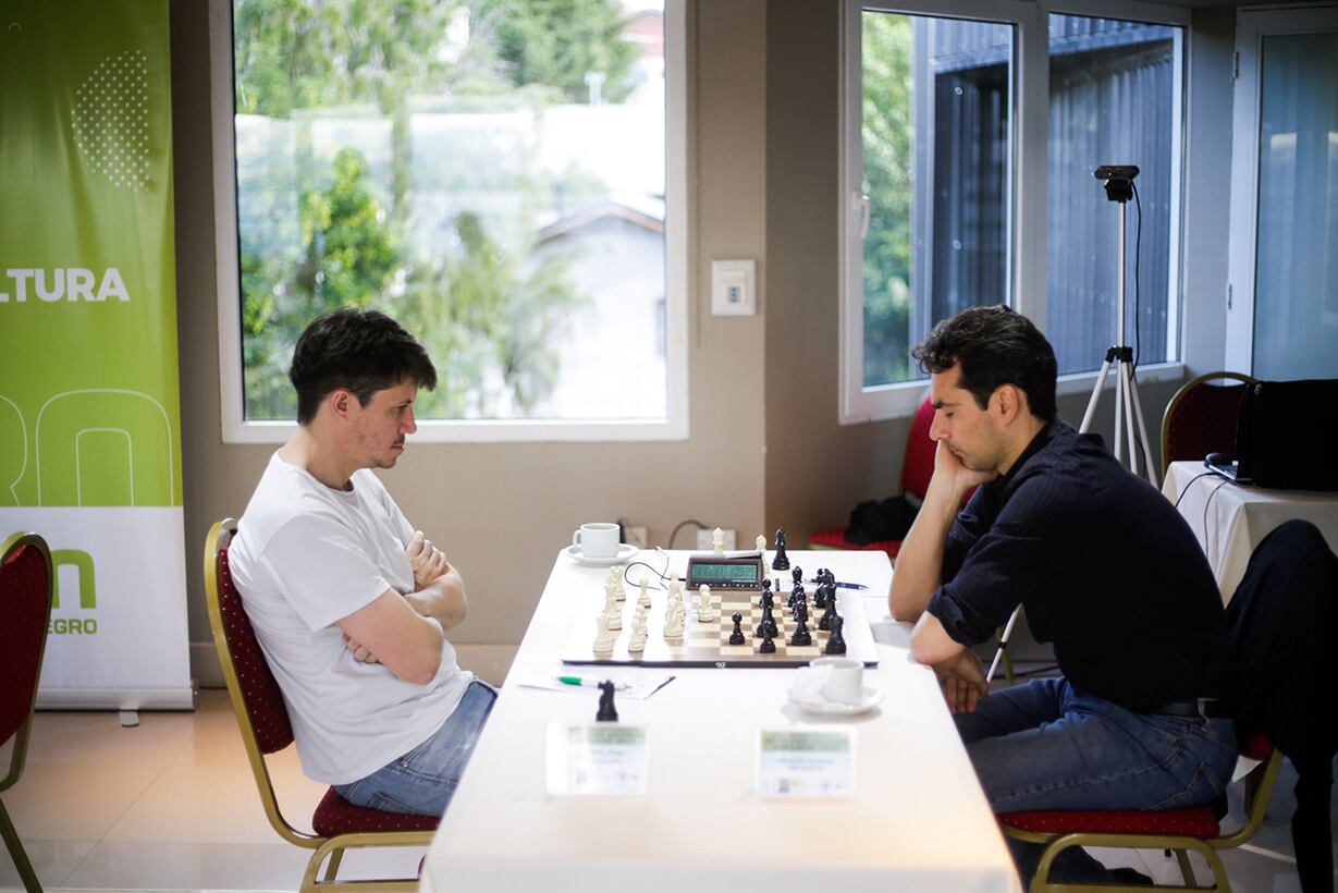 Fernando Peralta (negras) frente a Diego Flores, en partido de la ronda 4.