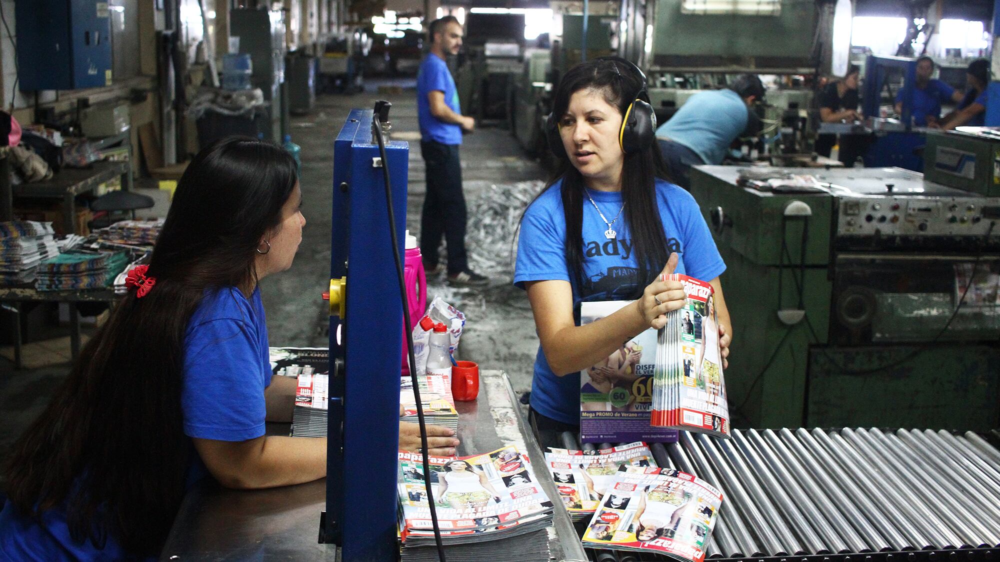 Los trabajadores de Madygraf esgrimieron los cuadernos en su protesta frente al Congreso, que fue reprimida.