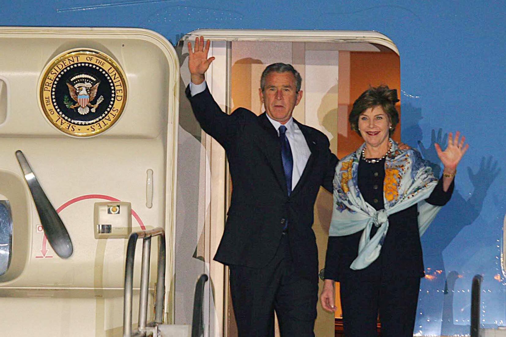 Bush y su esposa Laura bajan del  Air Force One en Mar del Plata