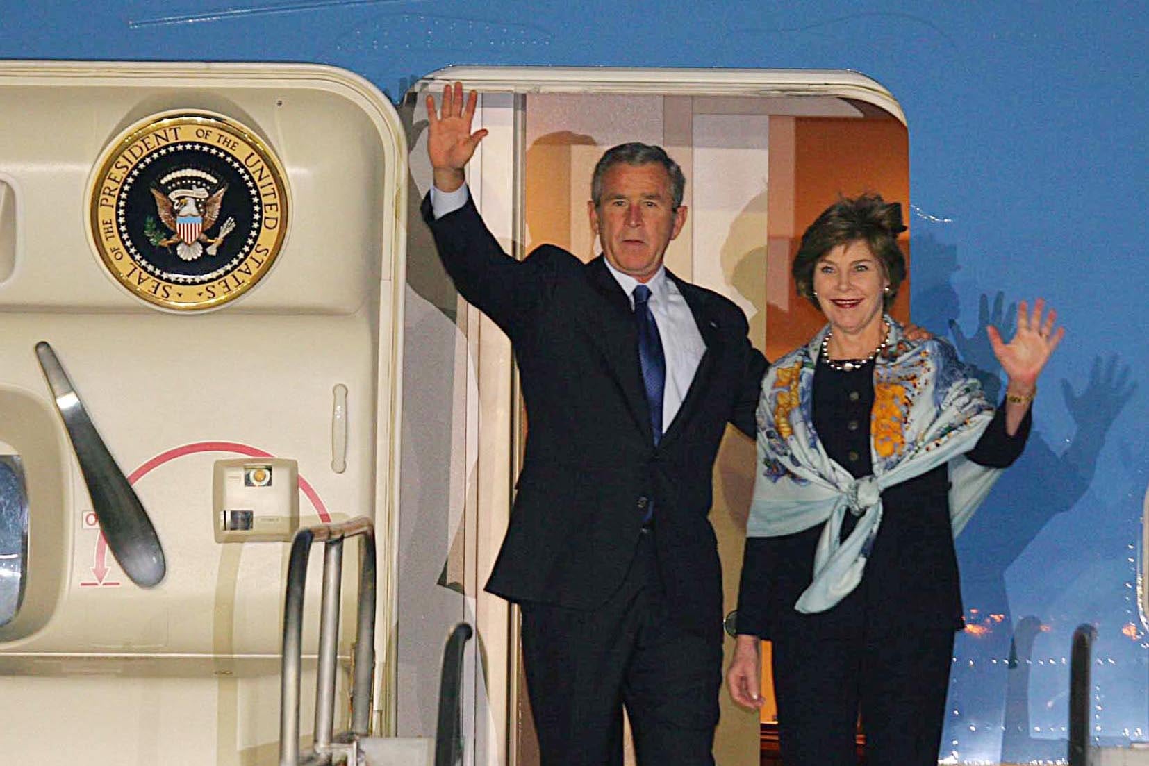 Bush y su esposa Laura bajan del Air Force One en Mar del Plata