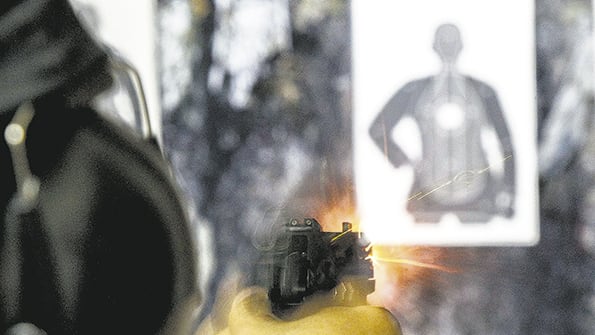 Un hombre dispara al blanco en un club de tiro de San Pablo. Bolsonaro flexibilizó la compra de armas.