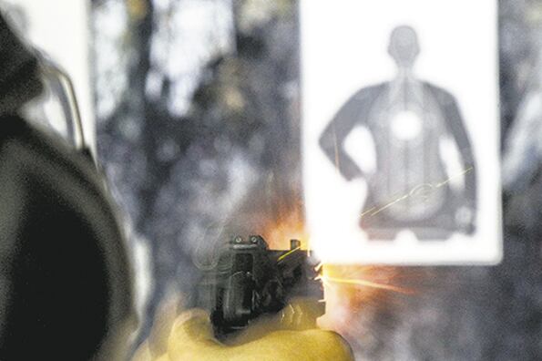 Un hombre dispara al blanco en un club de tiro de San Pablo. Bolsonaro flexibilizó la compra de armas.