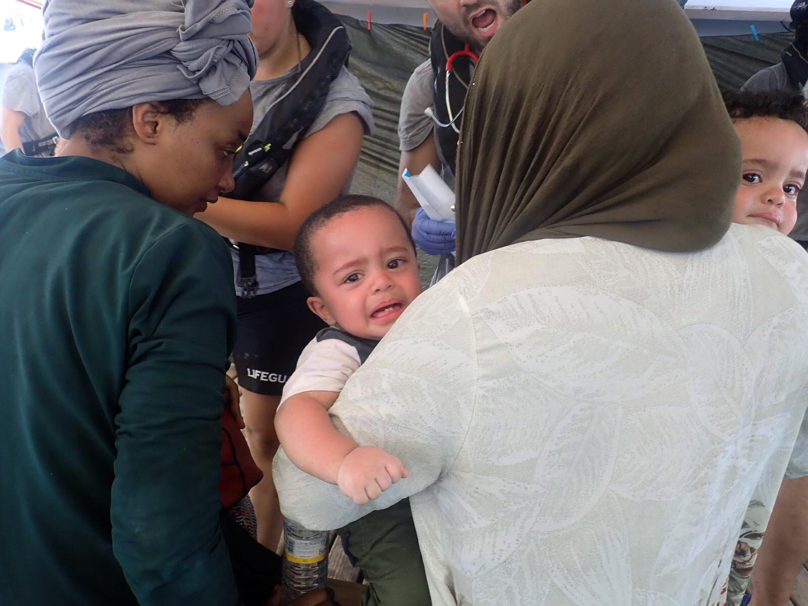 Entre los náufragos salvados, dos pequeños mellizos.