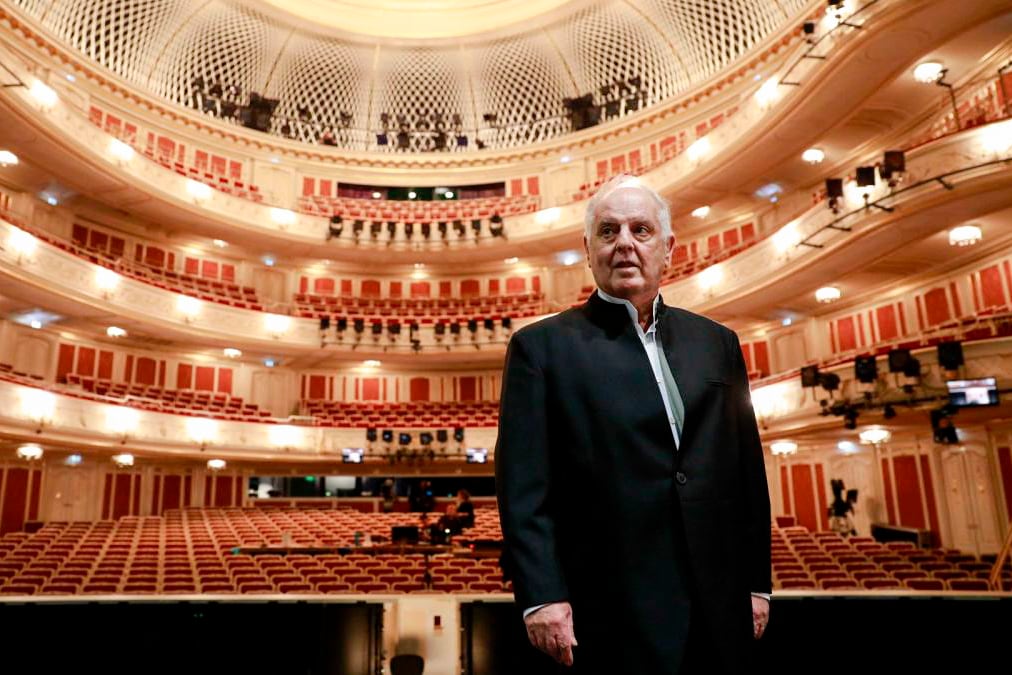 "Justo ahora tenemos todos que ver al ser humano en los otros", señaló Barenboim.