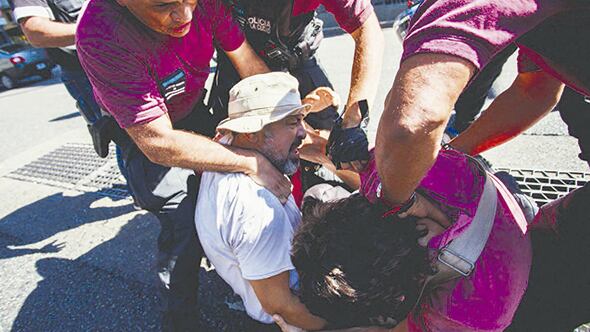 El fotoperiodista de Página/12 Bernardino Avila en el momento en que es agredido y detenido por policías de la Ciudad.