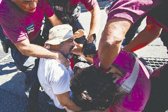 El fotoperiodista de Página/12 Bernardino Avila en el momento en que es agredido y detenido por policías de la Ciudad.