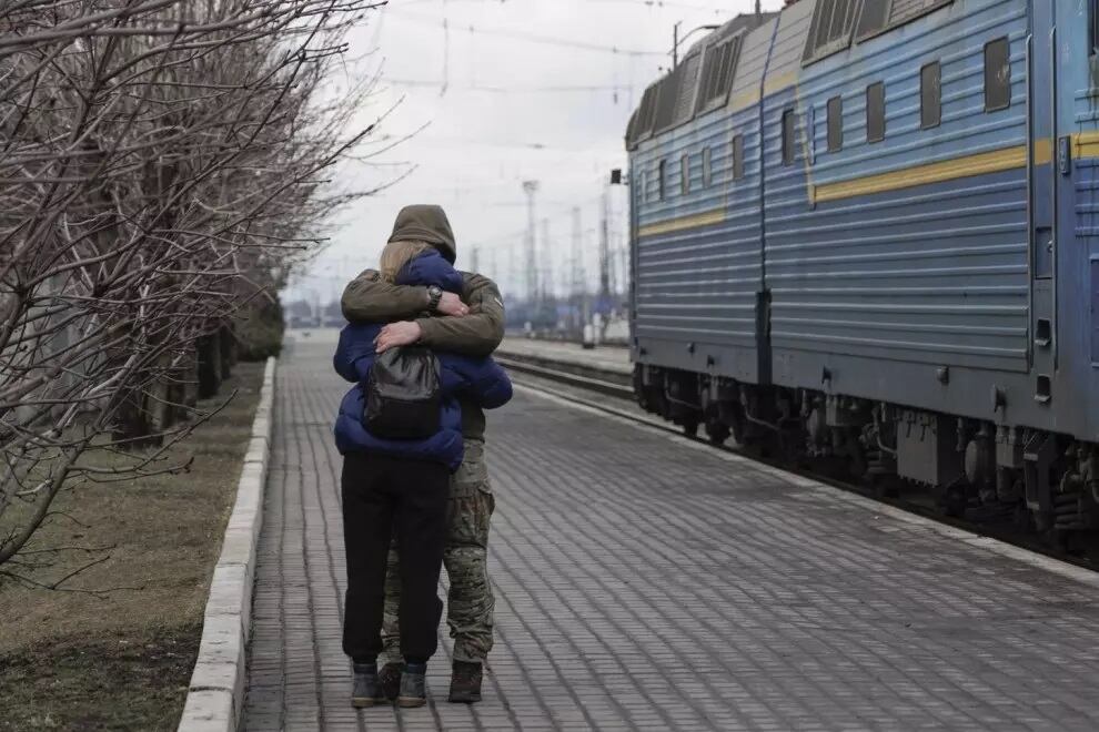 Personas despidiéndose durante las evacuaciones de la zona de Donetsk, Ucrania, el 5 de febrero de 2024.