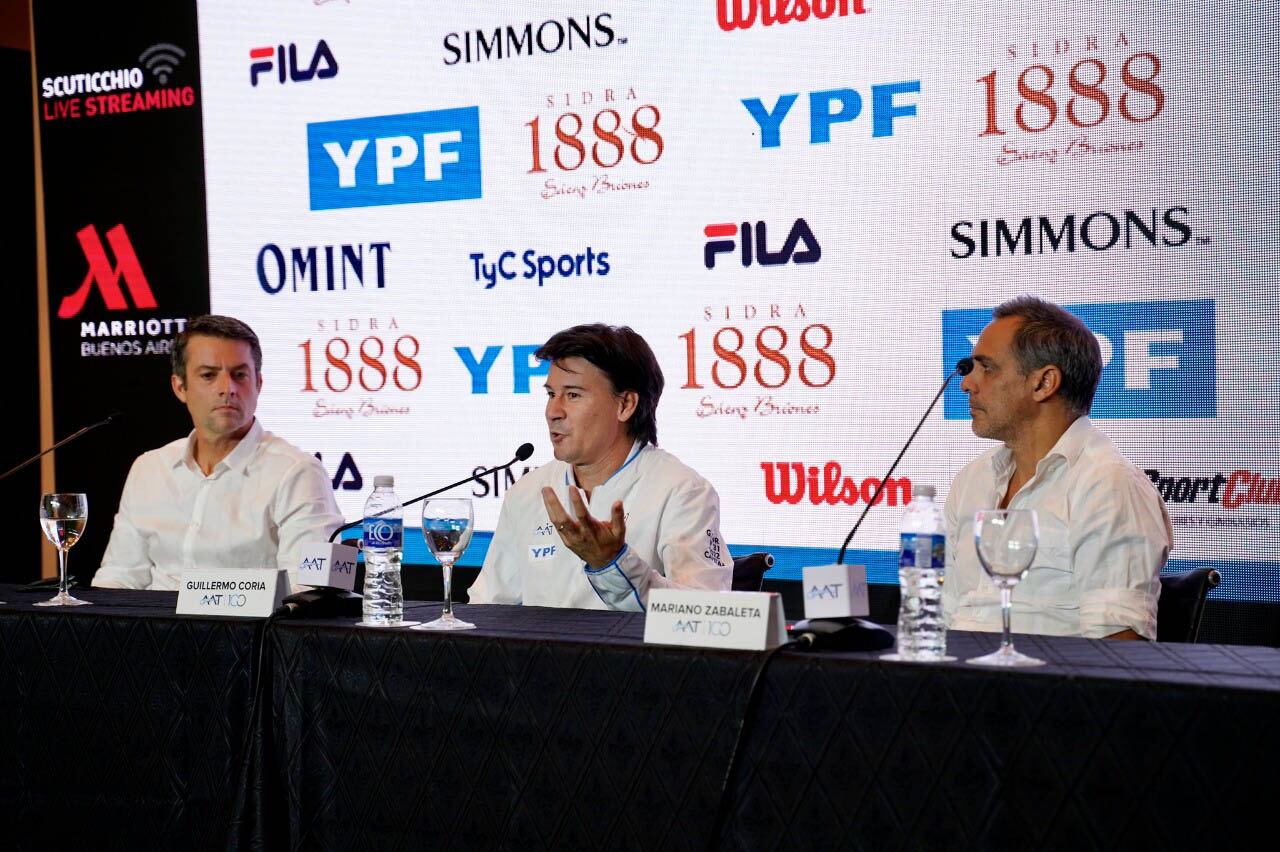 El Mago Coria junto a Calleri y Zabaleta, presidente y vide de la AAT.